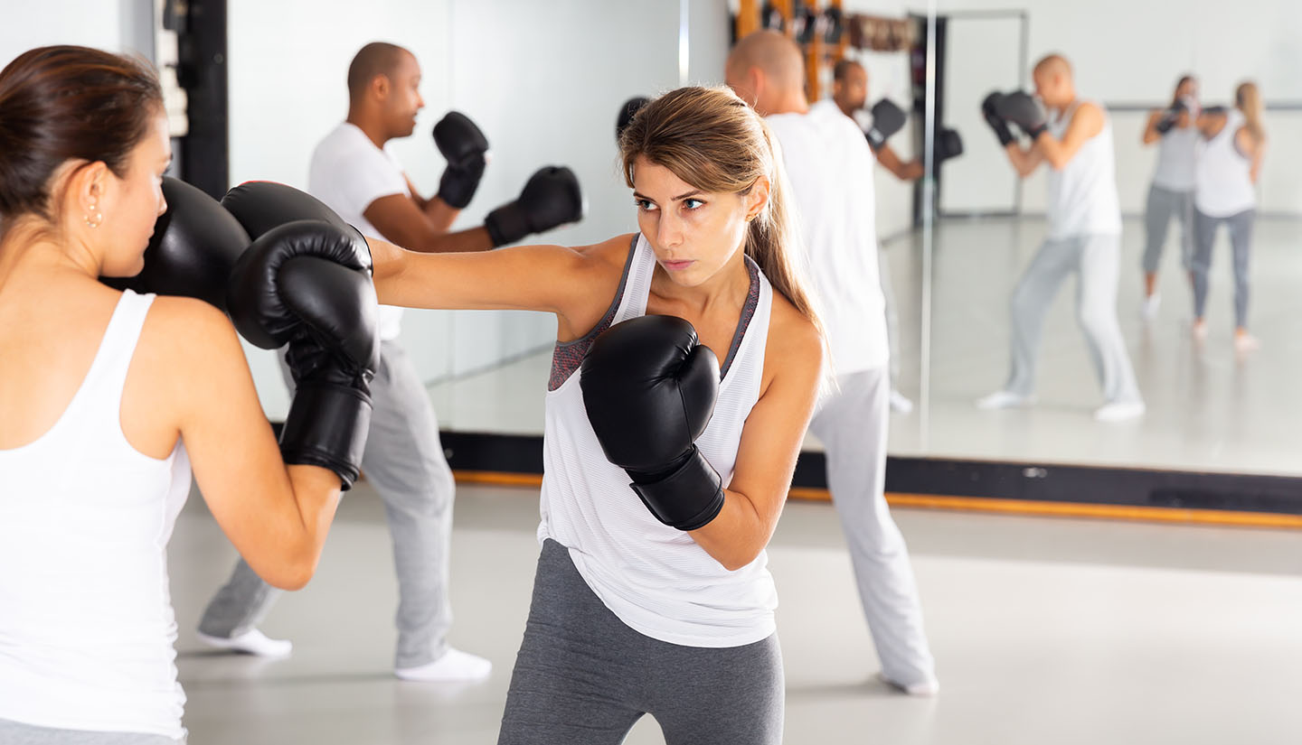 Femme, entraînement de boxe avec confiance